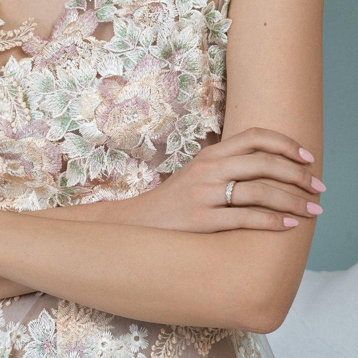 Nuran 14kt Duchess Ring 0,57ct W SI A2450-057-RG-001, abgebildet mit zartrosa Maniküre, Modell A2450-057-RG-001.