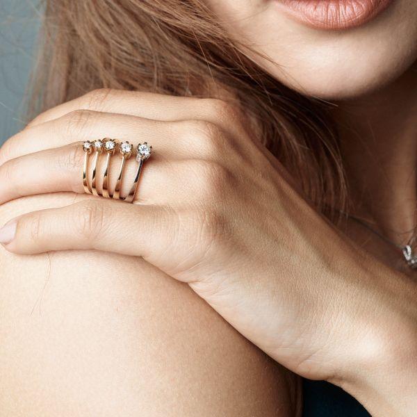 nuran-14kt-star-diamond-ring-with-0-03ct-w-si-l1964-003rg-001 abgebildet, eleganter Goldring mit Brillant. Modell L1964-003RG-001