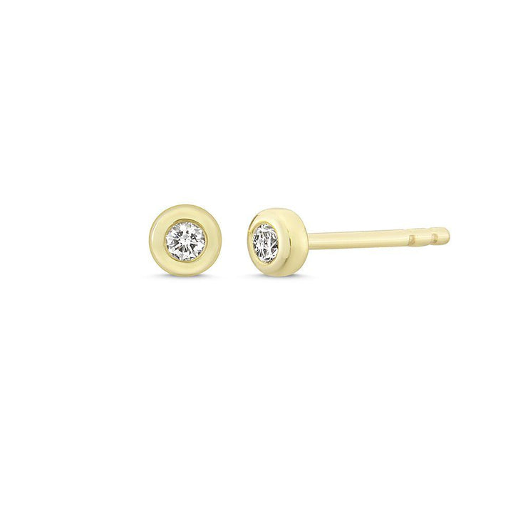 Die 14-karätigen Zoe-Ohrstecker von Nuran zeigen zwei schlichte Goldstecker mit einem eingefassten runden Brillanten. Modell o2314-006rg-1