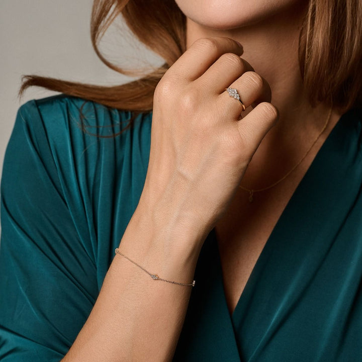 Nuran Athene 14kt Armband 0,12ct W/SI an der Hand einer Frau, eleganter und diskreter Schmuckstil. Modell b2560-012rg-2.