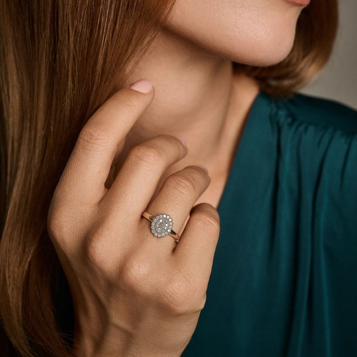 Nuran Athene 14-karätiger Ring mit 0,38 ct W/SI, getragen an der Hand einer Frau, schönes Detail aus Gold und Diamanten. Modell a2561-038rg-001.