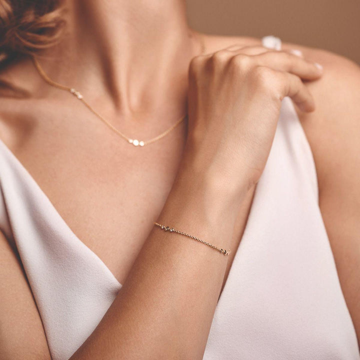 Nuran Champagner-Armband mit Diamanten, getragen am Handgelenk in rosa Oberteil, Modell b3090ch-021rg