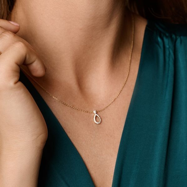 Nuran Mira 14-karätige Halskette mit 0,14 ct W/SI am Hals, elegantes Gold mit Diamantanhänger. Modell v2502-014rg-1.