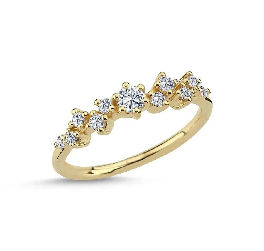 Nuran Twinkle Ring mit Diamanten, eleganter Goldring mit Diamanten im Facettenschliff auf weißem Hintergrund. Modell a2121-026-001