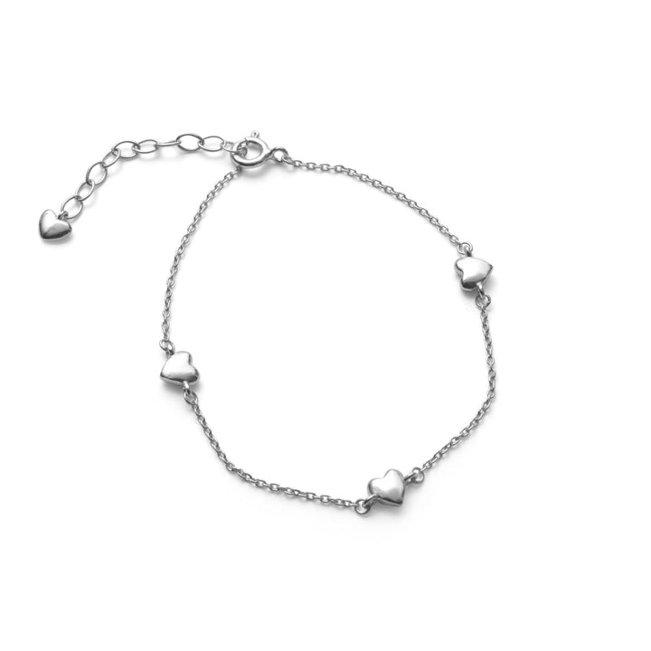 Pernille Corydon Adore Armband aus Silber mit kleinen Herzen, feiner Kette und verstellbarem Verschluss. Modell B-508-S-1.