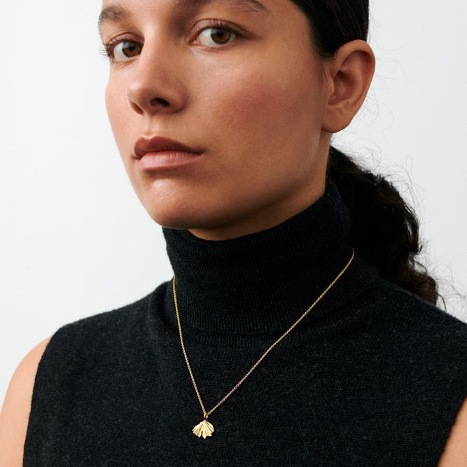 Pernille Corydon Autumn Leaf-Halskette aus vergoldetem Silber, getragen vom Model N-497-GP-1
