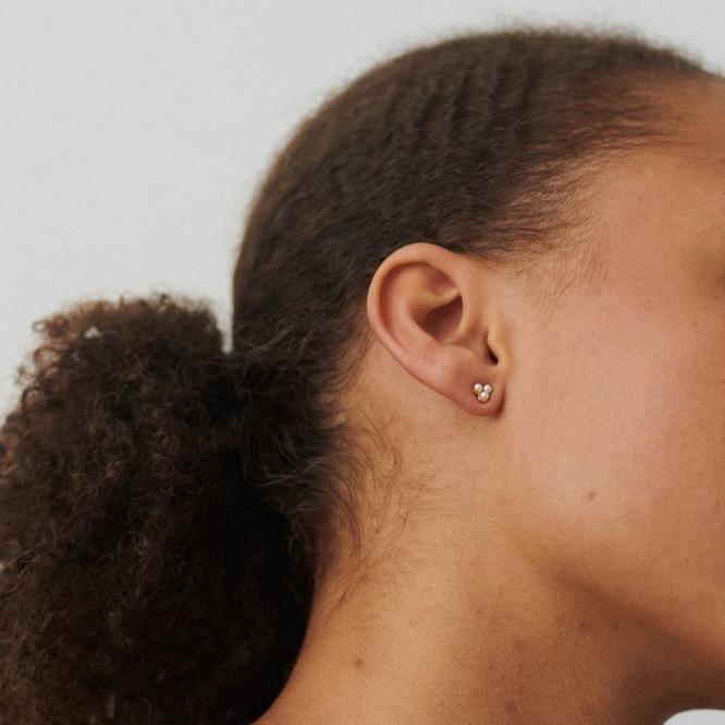 Pernille Corydon Bay Silberohrstecker mit Süßwasserperlen, abgebildet am Ohr, Modell E-446-S