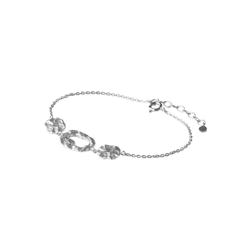 Pernille Corydon Cloud Silver Armband mit drei matten, organischen Formen an einer feinen Kette, Modell B-566-S