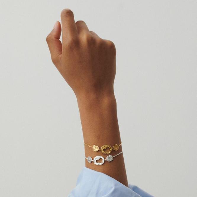 Pernille Corydon Cloud Silver Armband erscheint am Handgelenk, elegantes Design in Silber. Modell B-566-S.