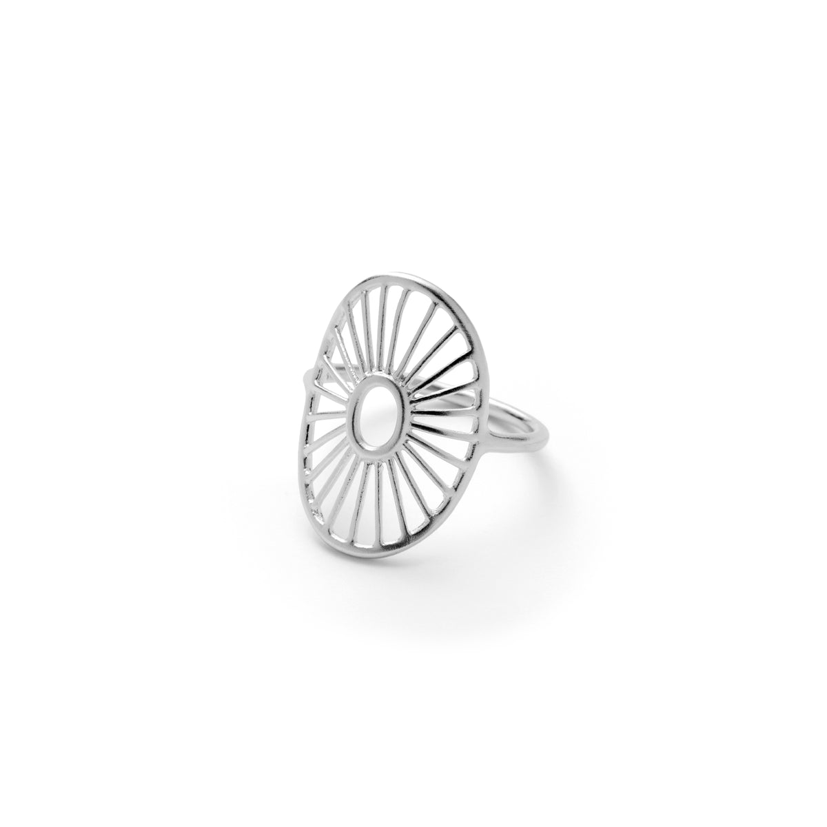 Pernille Corydon Daylight Signature Ring aus Silber mit ovalem, von Sonnenstrahlen inspiriertem Design. Modell R-572-S-001