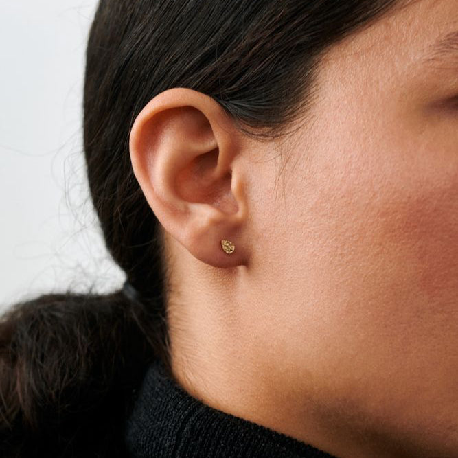 Pernille Corydon Drop Nature Ohrstecker in vergoldeter Ausführung erscheinen am Ohr, schlichter und eleganter Stil. Modell E-393-GP-1