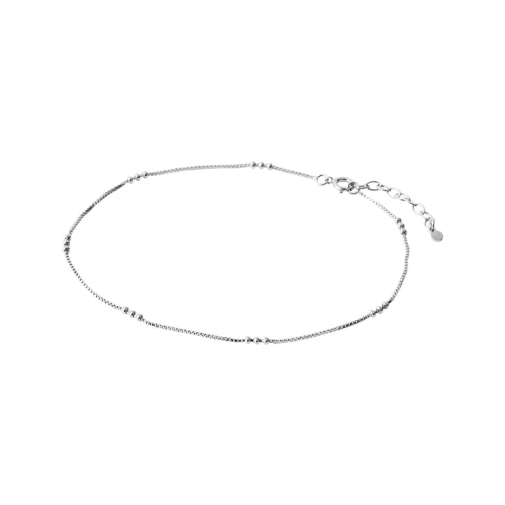 Pernille Corydon Eva Anklet Silver zeigt ein schlichtes, schlankes Fußkettchen in Silber mit kleinen Kugeldetails. Modell A-721-S-1