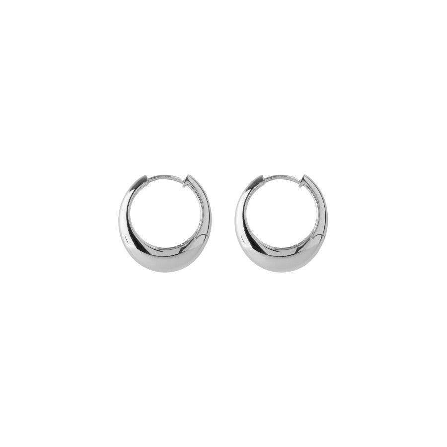 Pernille Corydon Globe Huggies in Silber, stilvolle und glänzende Creolen auf weißem Hintergrund. Modell E-401-S.