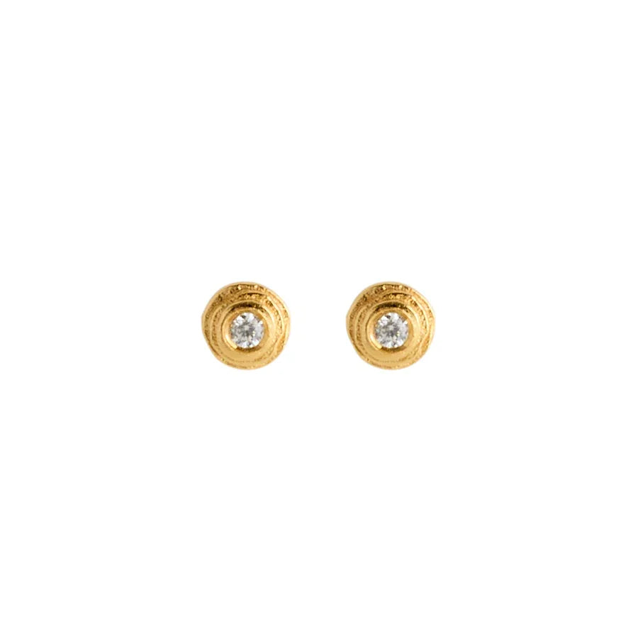 Pernille Corydon Halley Ohrringe vergoldet, kleine runde Ohrringe in Gold mit einem klaren Stein in der Mitte. Modell E-837-GP-1.