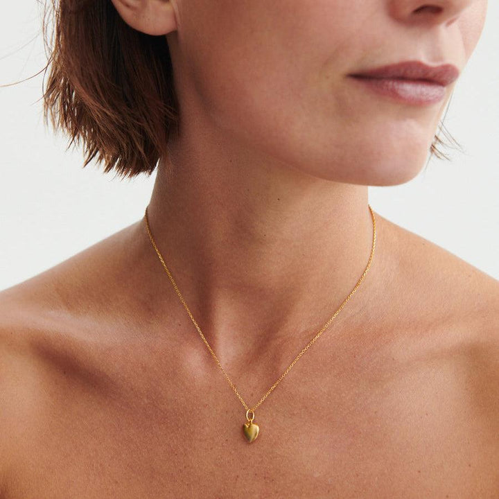 Pernille Corydon Love Pendant, vergoldeter Herzanhänger, der um den Hals getragen wird, goldene Farbe. Modell P-962-GP-2