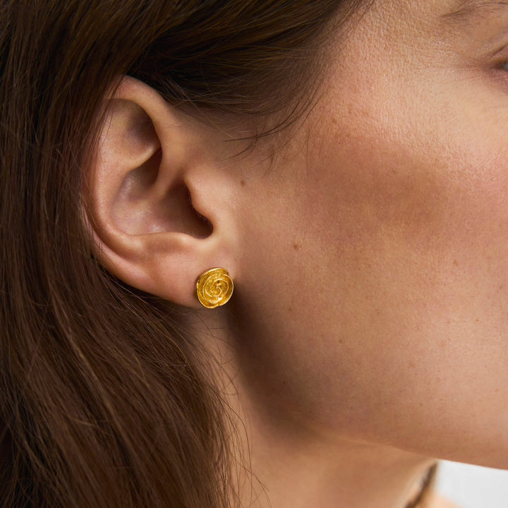 Pernille Corydon Mittelgroße, rosévergoldete Ohrstecker nahe am Ohr, elegante goldfarbene Details. Modell E-536-GP-1