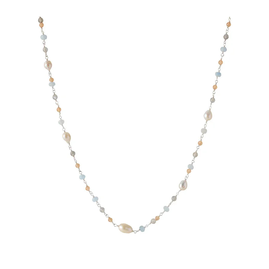 Pernille Corydon Mellow Blue Necklace Silver zeigt eine elegante Kette mit blauen, rosa und weißen Steinen, Modell N-375-s-1.