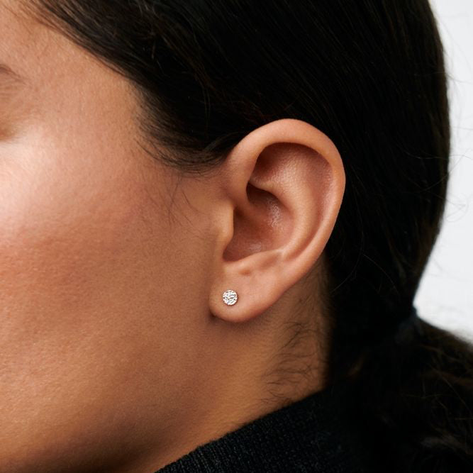 Pernille Corydon Mini Nature Ohrstecker in Silber erscheinen dezent im Ohr einer Frau. Modell E-391-S-2