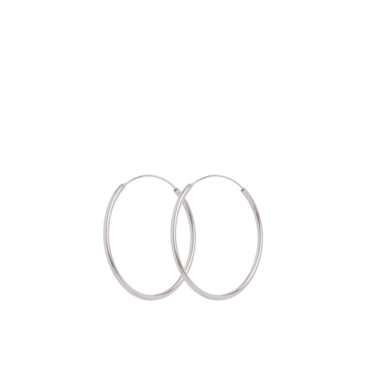 Pernille Corydon Mini Plain Hoops in Silber, schlichte runde Ohrringe im klassischen Design. Modell E-139-S.
