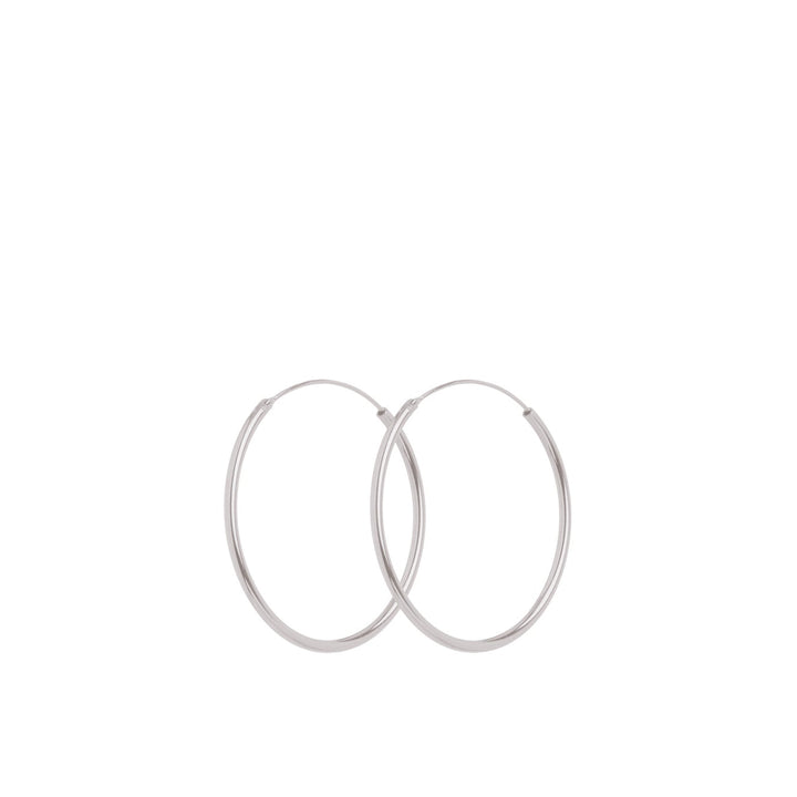 Pernille Corydon Mini Plain Hoops in Silber, schlichte runde Ohrringe im klassischen Design. Modell E-139-S.