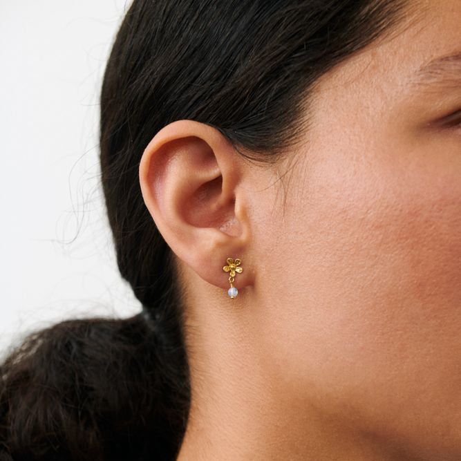 Pernille Corydon Moonstone Poppy Ohrringe aus vergoldetem Silber mit Blumendetail und weißem Stein, Modell E-370-GP