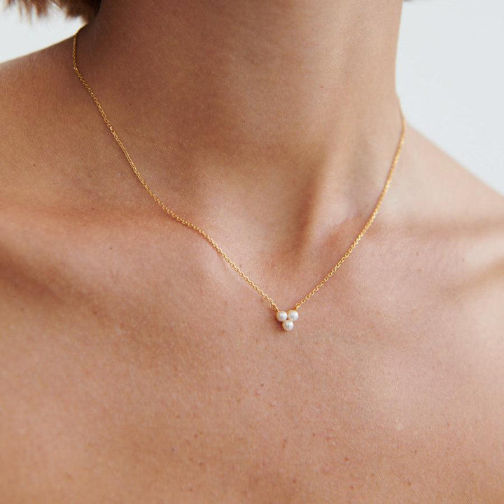 Pernille Corydon Ocean Bay vergoldete Perlenkette mit kleinen weißen Perlen am Modell. Modell N-442-GP-1