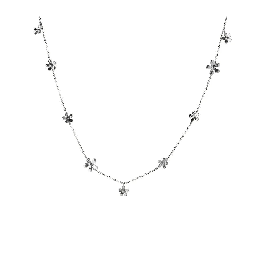 Pernille Corydon Mohnhalskette aus Silber mit feinen Blumenanhängern an der Kette, Modell N-364-S-1.