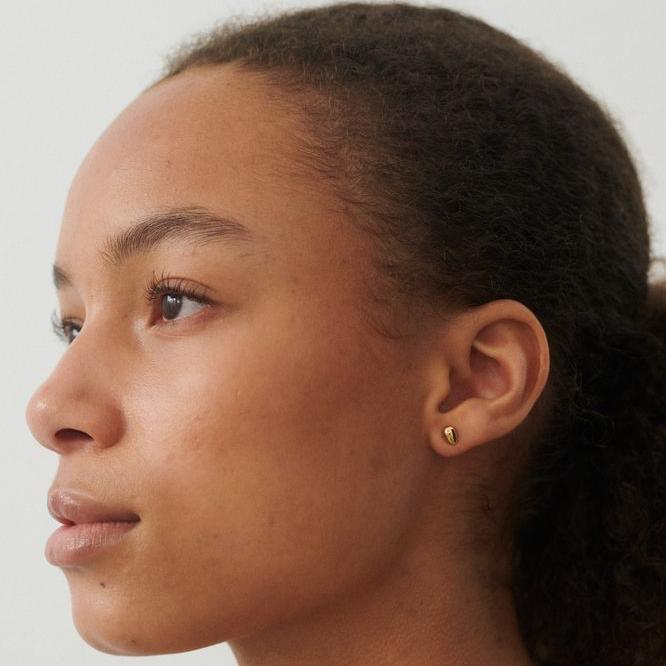 Pernille Corydon Rain vergoldete Ohrstecker am Modell abgebildet, schlichtes und elegantes Design. Modell E-302-GP.