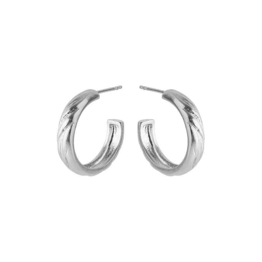 Pernille Corydon River Hoops in Silber, glänzende Oberfläche und leicht gewellte Struktur, Modell E-027-S-1