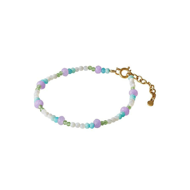 Pernille Corydon Sea Colour Armband aus vergoldetem Silber mit lila, blauen und grünen Perlen, Modell B-860-GP-1.