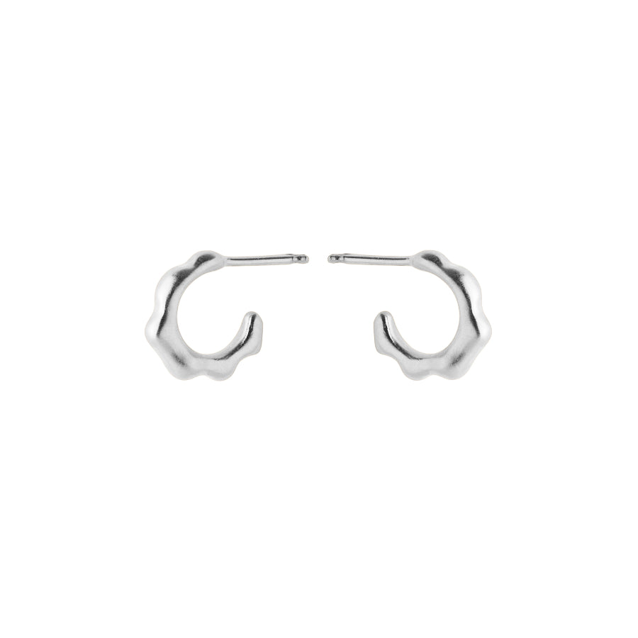Pernille Corydon Small Aqua Hoops Silberohrringe mit gewellter Oberfläche in minimalistischem Design. Modell E-148-S-1.