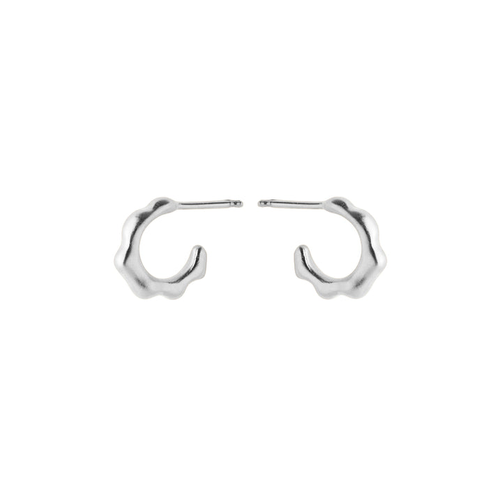 Pernille Corydon Small Aqua Hoops Silberohrringe mit gewellter Oberfläche in minimalistischem Design. Modell E-148-S-1.