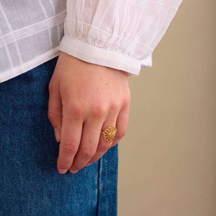 Pernille Corydon Kleiner Bellis-Ring aus vergoldetem Silber, am Finger getragen, Blumenmotiv, Modell R-326-GP-002