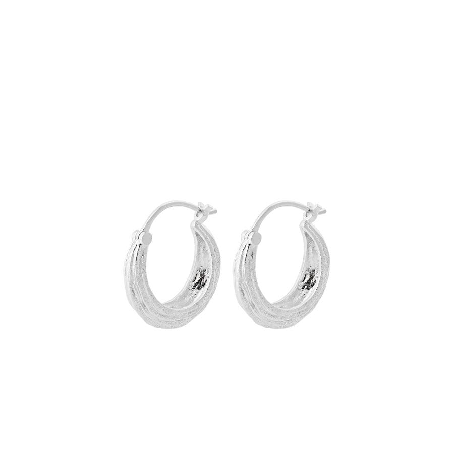 Pernille Corydon Kleine Coastline-Ohrringe aus Silber mit einzigartiger Wellenstruktur, Modell E-469-s.