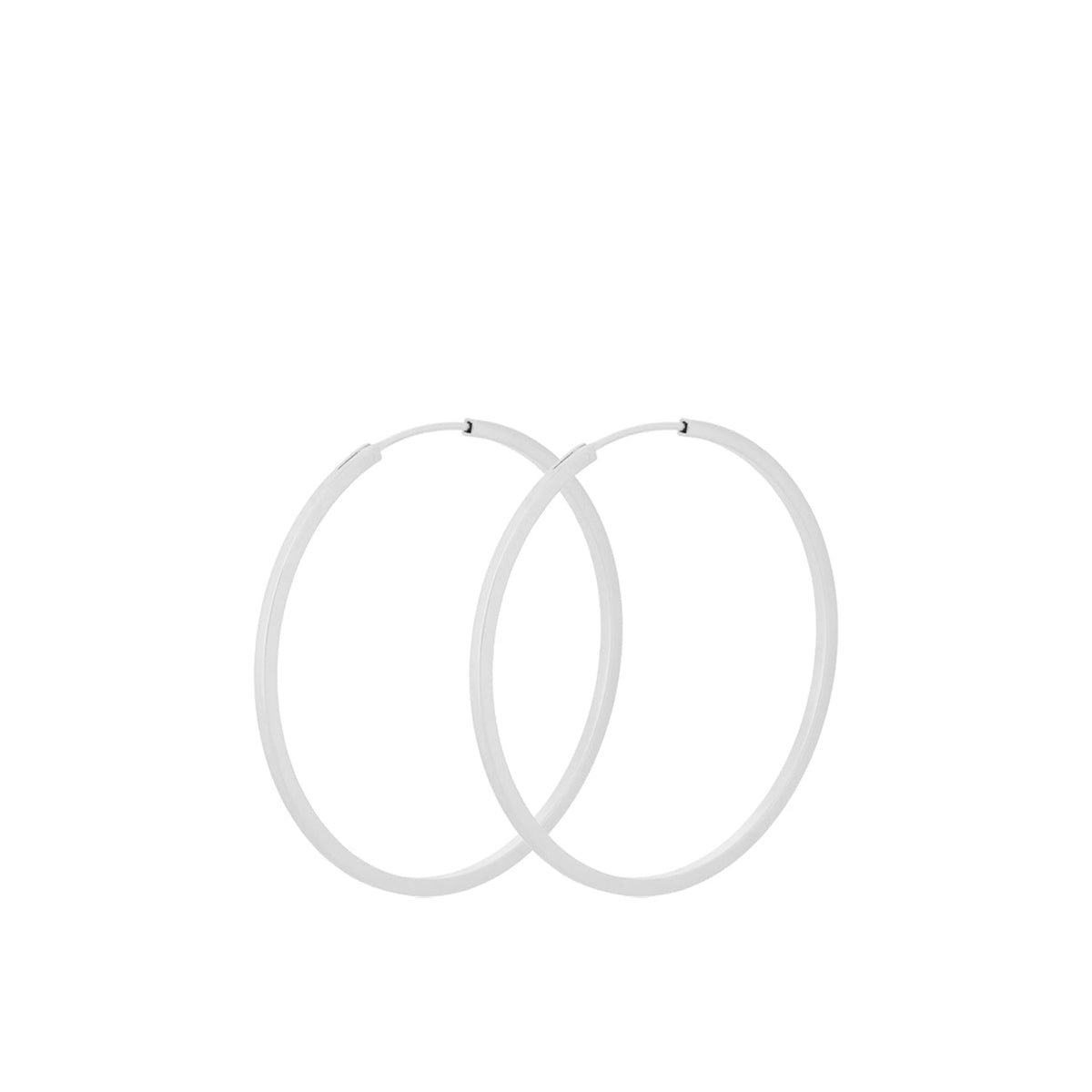 Pernille Corydon Small Orbit Hoops in Silber, zwei schlichte Creolen im minimalistischen Stil. Modell E-052-S-1.