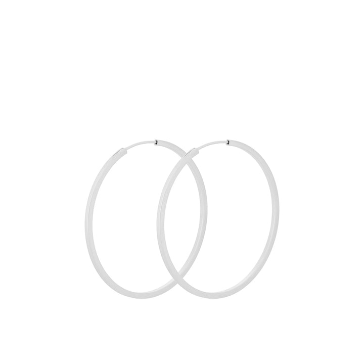 Pernille Corydon Small Orbit Hoops in Silber, zwei schlichte Creolen im minimalistischen Stil. Modell E-052-S-1.