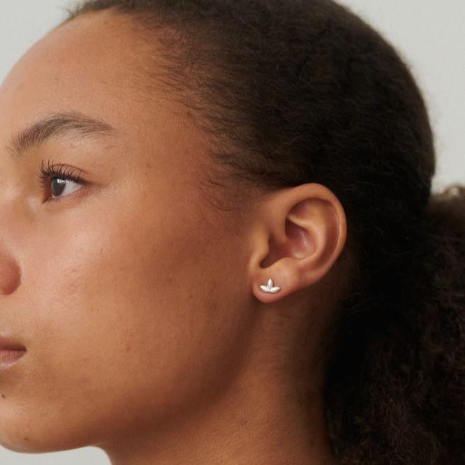 Pernille Corydon Whisper Silberohrringe wirken am Ohr getragen, minimalistisch und elegant. Modell E-313-S-1