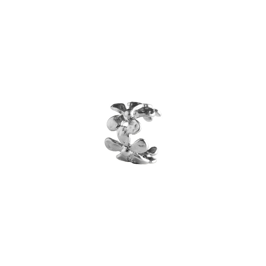 Pernille Corydon Wild Poppy Earcuff Silver zeigt einen Ear Cuff in Silber mit Blumenmotiv. Modell E-367-S-1