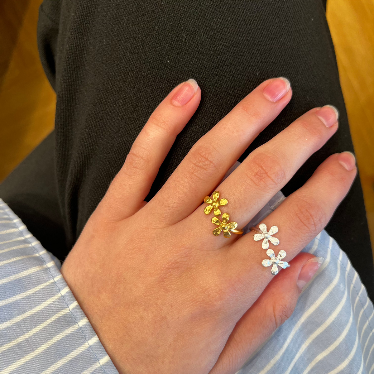 Pernille Corydon Wild Poppy vergoldeter Ring zum Tragen am Finger, Blumendetail, Modell R-364-GP-001