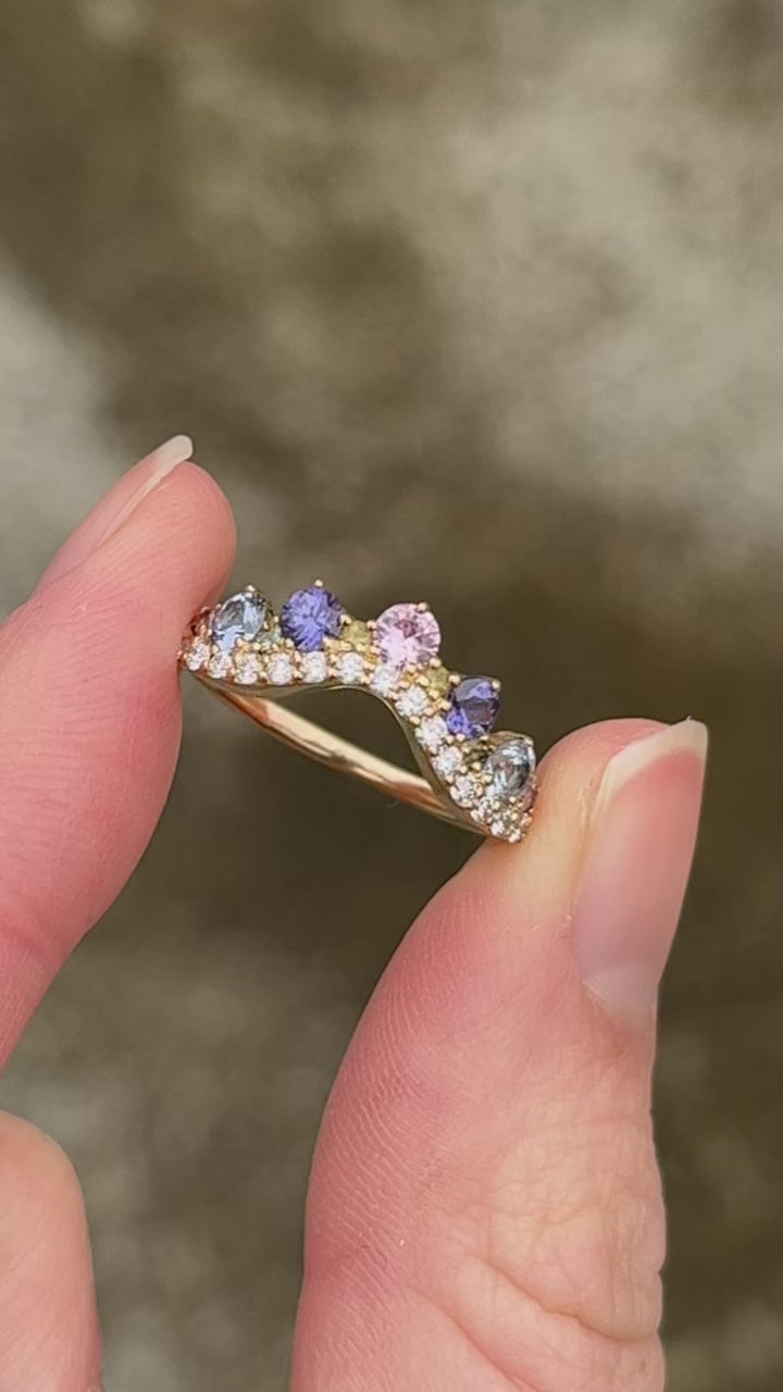 Anpé Atelier – Josephine-Ring mit pastellfarbenen Saphiren