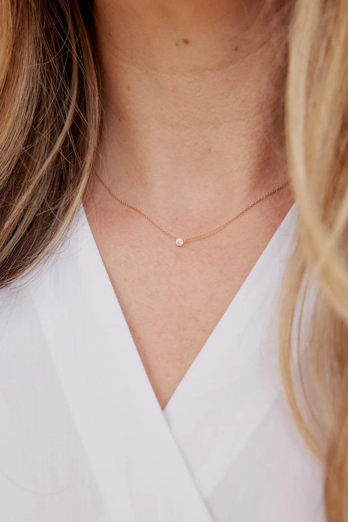 ro copenhagen Emily Salomon Halskette mit schwebendem Diamant 0,103 in Gold am Modell, eleganter und schlichter Stil. Modell N110Y102-001