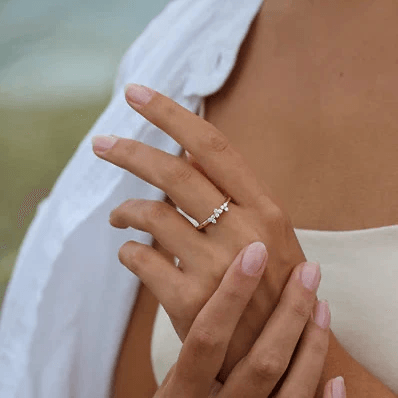 RO Copenhagen Fryd-Diamantring 0,228 ct TW VS R104Y101-001 auf der Hand gesehen, elegantes Gold mit Diamanten, Modell R104Y101-001.