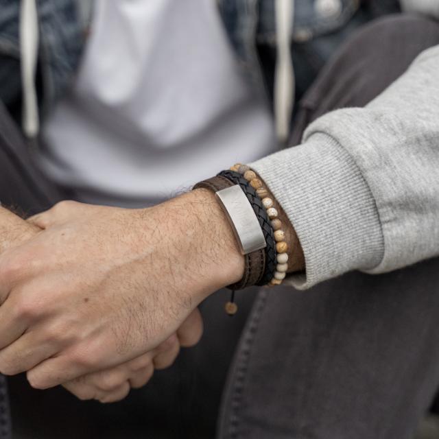 Das Herrenarmband von Son of Noa aus schwarzem geflochtenem Leder erscheint am Handgelenk und sieht modern und maskulin aus. Modell 809700891-001