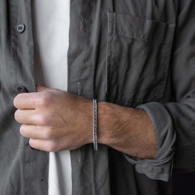 Das Herrenarmband „Son of Noa“ aus Stahl zeigt die Hand eines Mannes, diskretes und stilvolles Design. Modell 80930082721