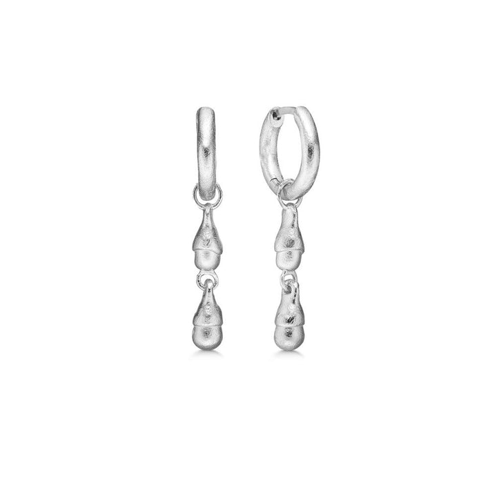 Studio Z Acorn Silver Hoops zeigt ein Paar polierte, strukturierte Ohrringe aus Silber, Modell 7110874-1.