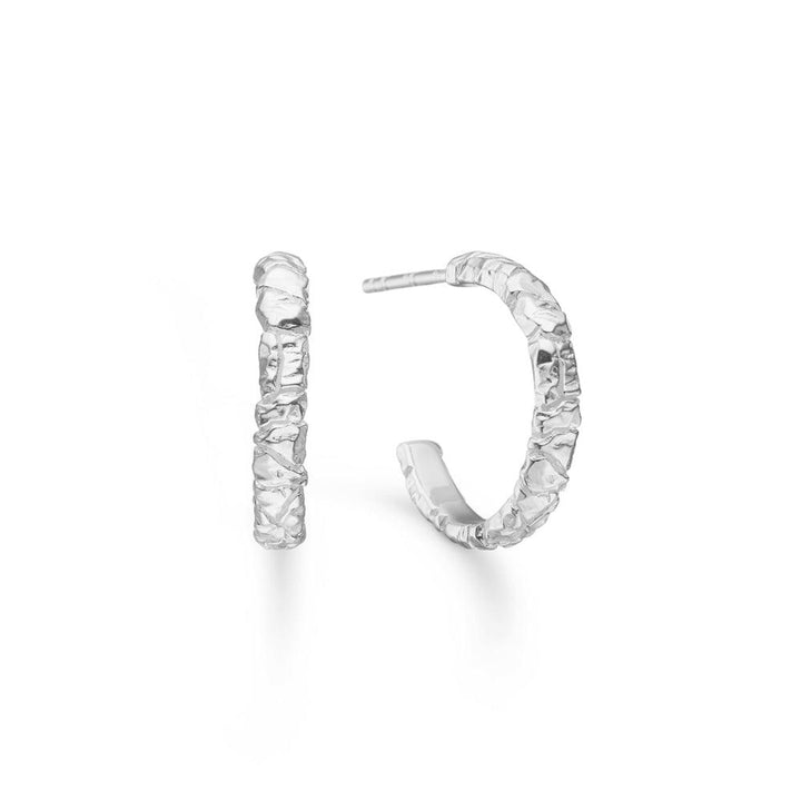 Studio Z Bigger Elemet Silberohrringe im gehämmerten Stil auf weißem Hintergrund. Modell 7110802-7110802-1
