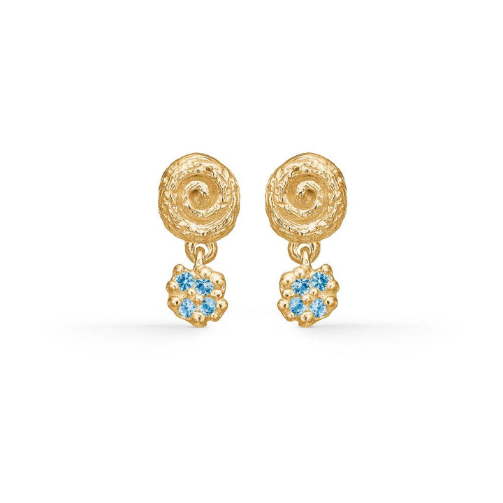 STUDIO Z Cluster-Ohrringe mit blauem Zirkonia zeigt ein Set goldener Ohrringe mit blauen Steinen, Modell 7217842-1.