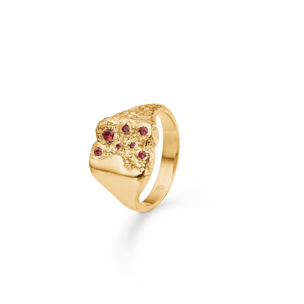 studio-z-edge-gold-lated-ring-m-red-zirkonia, rohvergoldeter Ring mit rotem Zirkonia in organischem Design. Modell 7247889-001