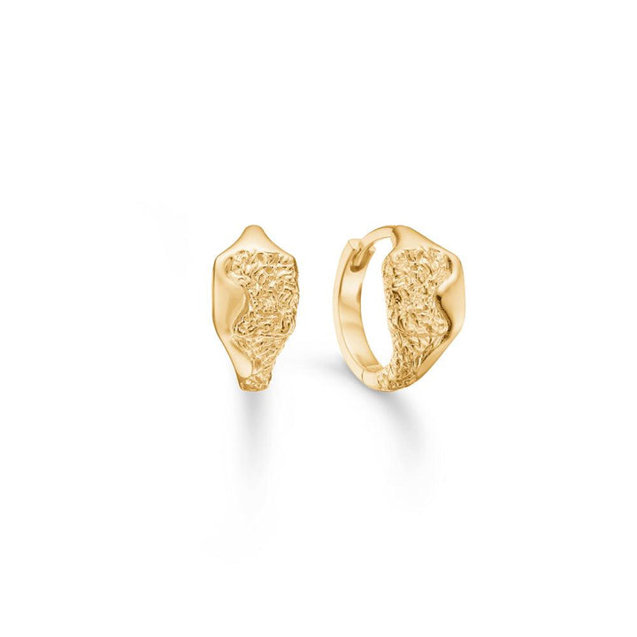 Vergoldete Kreolen von Studio Z Edge mit einer einzigartigen, rohen Oberfläche aus goldenem Metall. Modell 7210891.