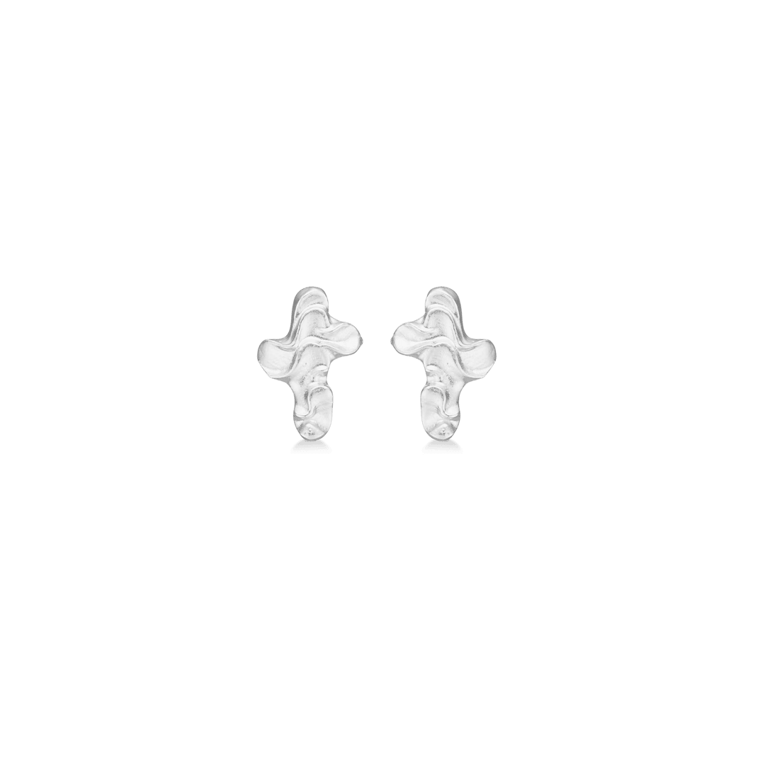 studio-z-endless-waves-solv-ear studs zeigt ein Paar organische, glänzende Silberohrstecker. Modell 7110900-1